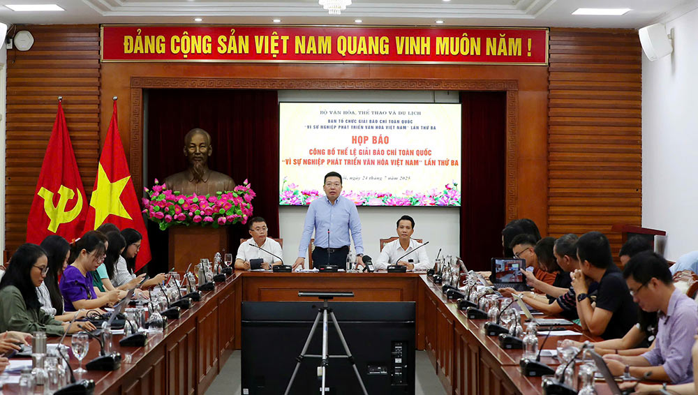 El Sr. Nguyen Anh Vu, editor -en el principal de los periodicos culturales, subdirector del Comite de Organizacion Nacional de Prensa "por la causa del desarrollo cultural vietnamita", hablo en la conferencia de prensa. Foto: Tran Huan