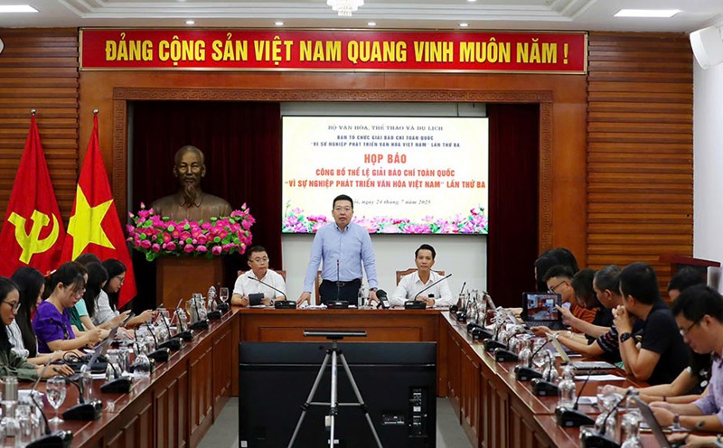 Mr. Nguyen Anh Vu, Editor-in-Chief of the Culture Newspaper, Deputy Head of the Organizing Committee of the National Press Award "For the development of Vietnamese culture", spoke at the press conference. Photo: Tran Huan