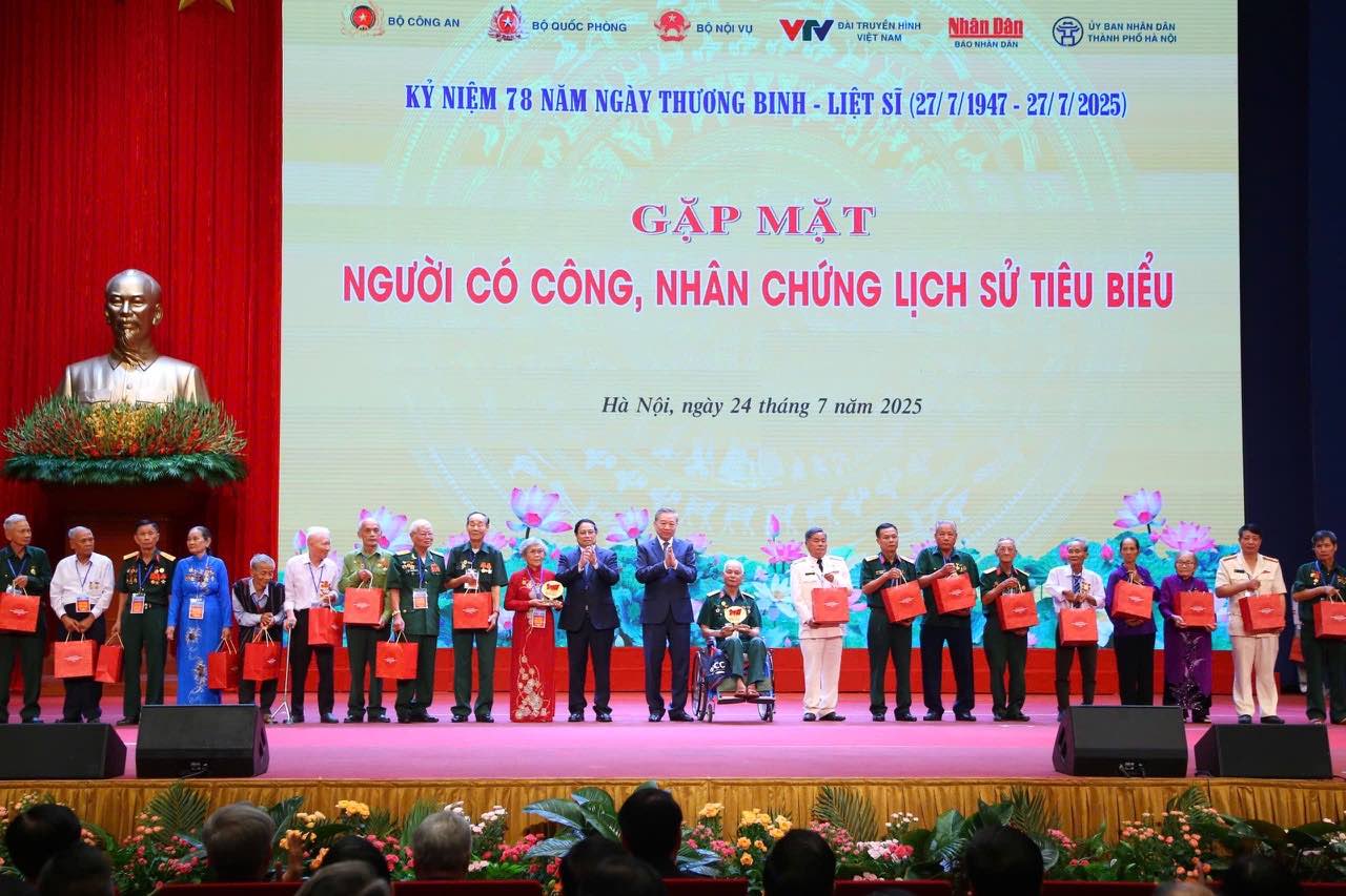 Lanh dao Dang, Nha nuoc cung tang qua tri an nhung nguoi co cong, nhan chung lich su tieu bieu tai su kien. Anh: Hai Nguyen