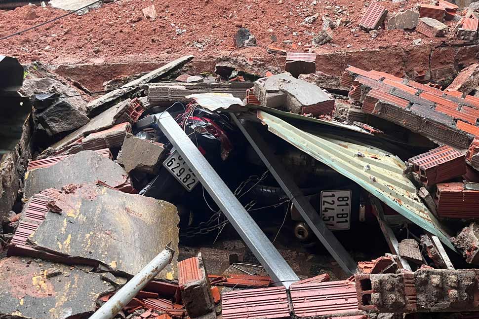 Des motos et de nombreux biens sont ensevelis dans les decombres. Photo : Hoang H