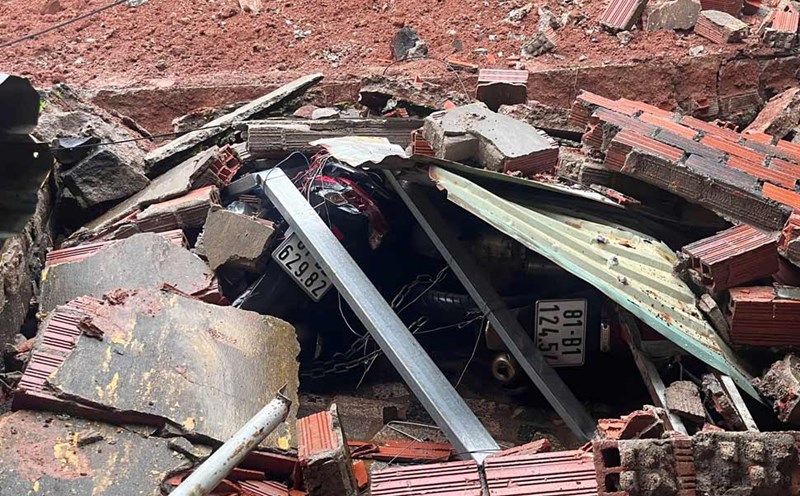 Motorbikes and many properties were buried in the rubble. Photo: Hoang H