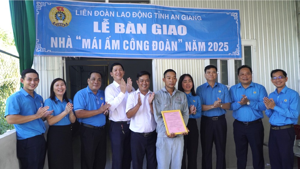 Donnez une maison syndicale aux membres de Hua Van Phuoc.
