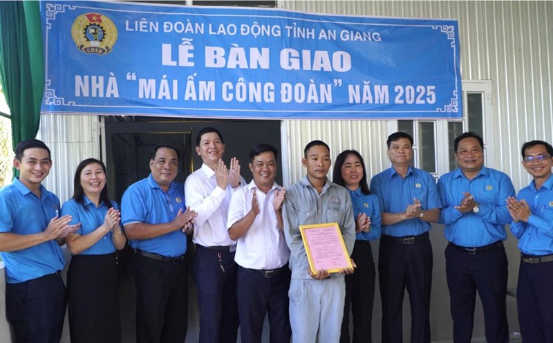 Presenting the Trade Union Shelter to union member Hua Van Phuoc.