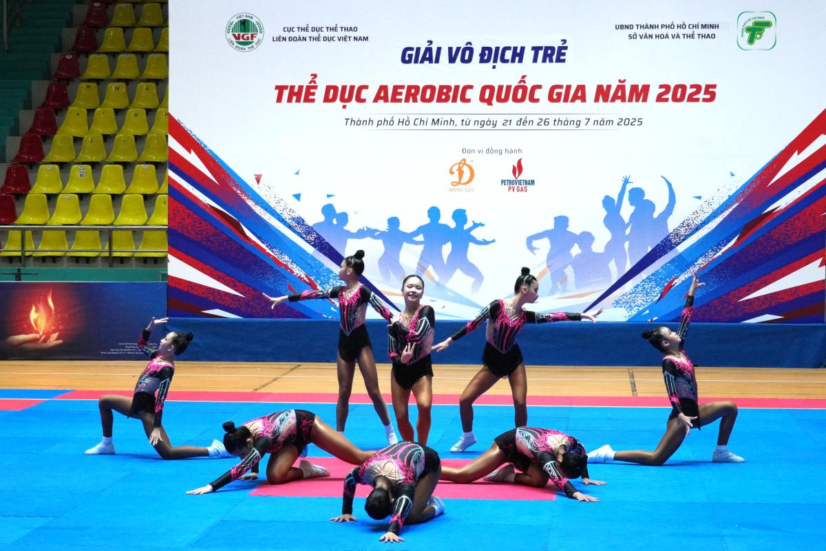 2025年全国エアロビクスユース選手権大会におけるホーチミン市1チームのパフォーマンス。写真:タイン・アン