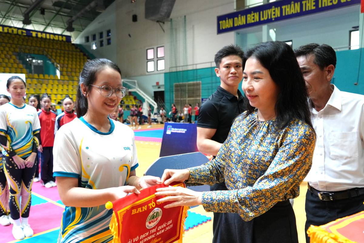 Ba Tran Thu Hien - Pho Giam doc So Van hoa va The thao TPHCM - trao co luu niem cho cac doi tham gia. Anh: Thanh An