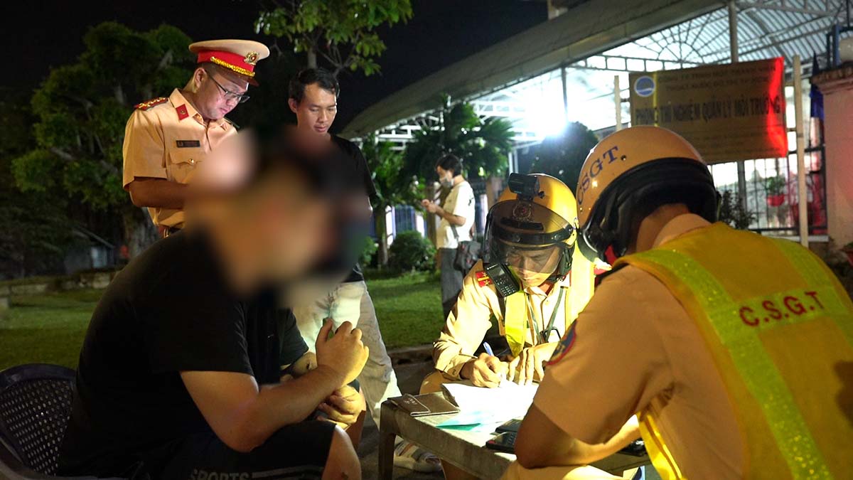 La police de la circulation d'An Suong etablit un poste de controle de vitesse pour controler les conducteurs au milieu de la nuit. Photo : Anh Tu