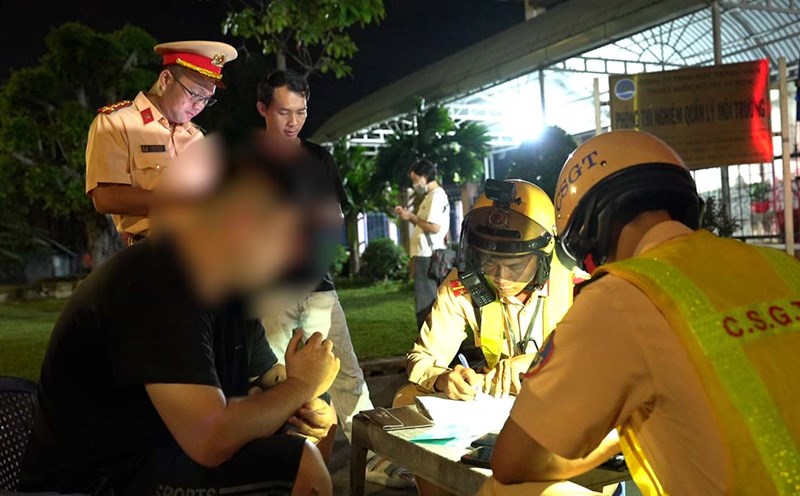 An Suong Traffic Police set up a checkpoint to check the driver's speed at midnight. Photo: Anh Tu