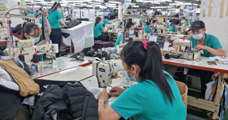 지역별 최저 임금 인상 정보는 노동자들의 많은 관심을 받았습니다. 사진: 호앙록