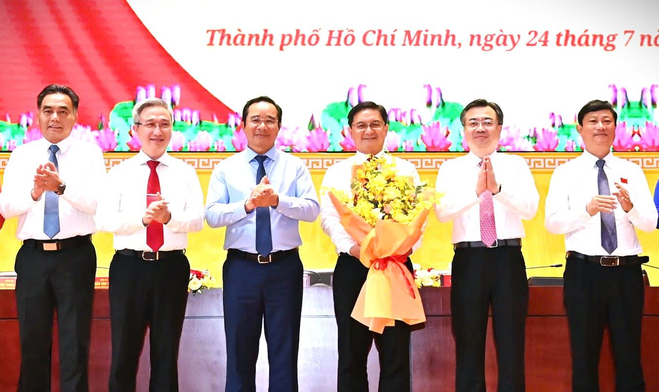Ho Chi Minh City leaders congratulated Mr. Nguyen Manh Cuong on being elected as Vice Chairman of the Ho Chi Minh City People's Committee. Photo: Viet Dung