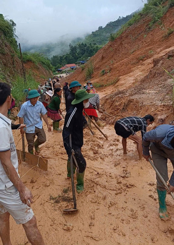 Khac phuc hau qua sau mua lon o xa Son Luong, tinh Lao Cai 