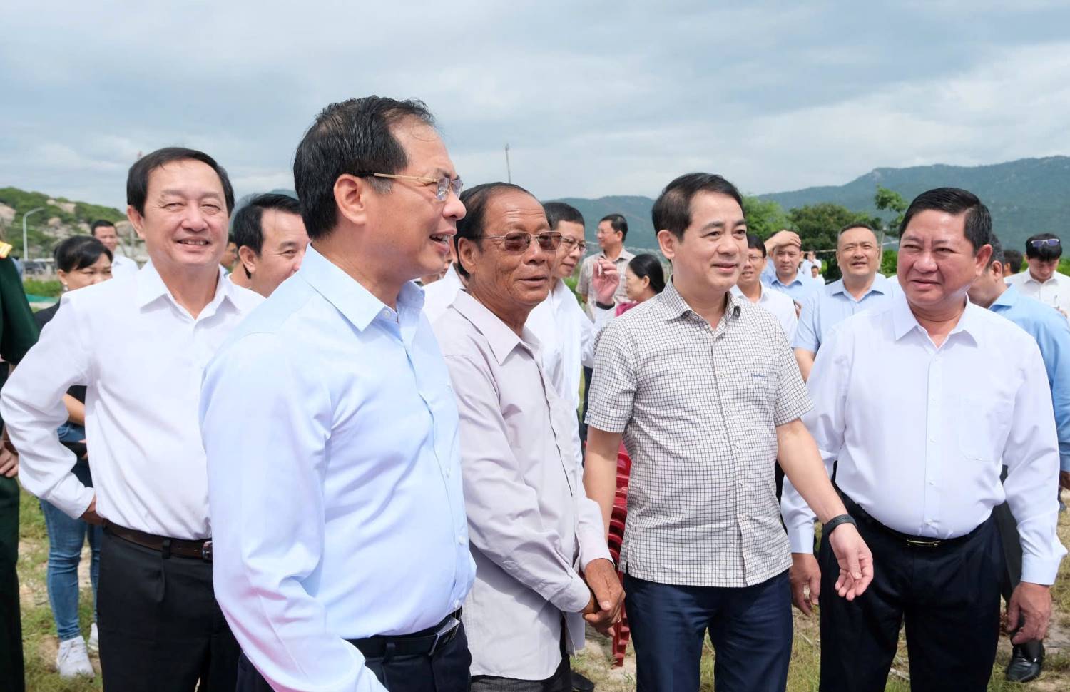 Deputy Prime Minister Bui Thanh Son led a working group to inspect the actual planning of the two localities for the Nuclear Power Plant in Khanh Hoa province. Photo: Huu Long