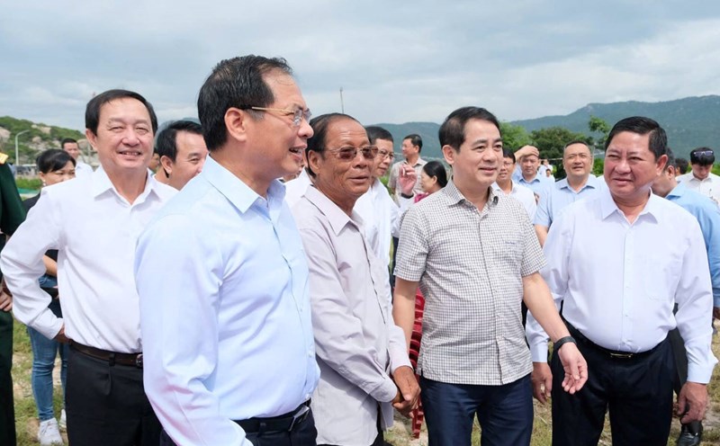 Deputy Prime Minister Bui Thanh Son led a working group to inspect the actual planning of the two localities for the Nuclear Power Plant in Khanh Hoa province. Photo: Huu Long