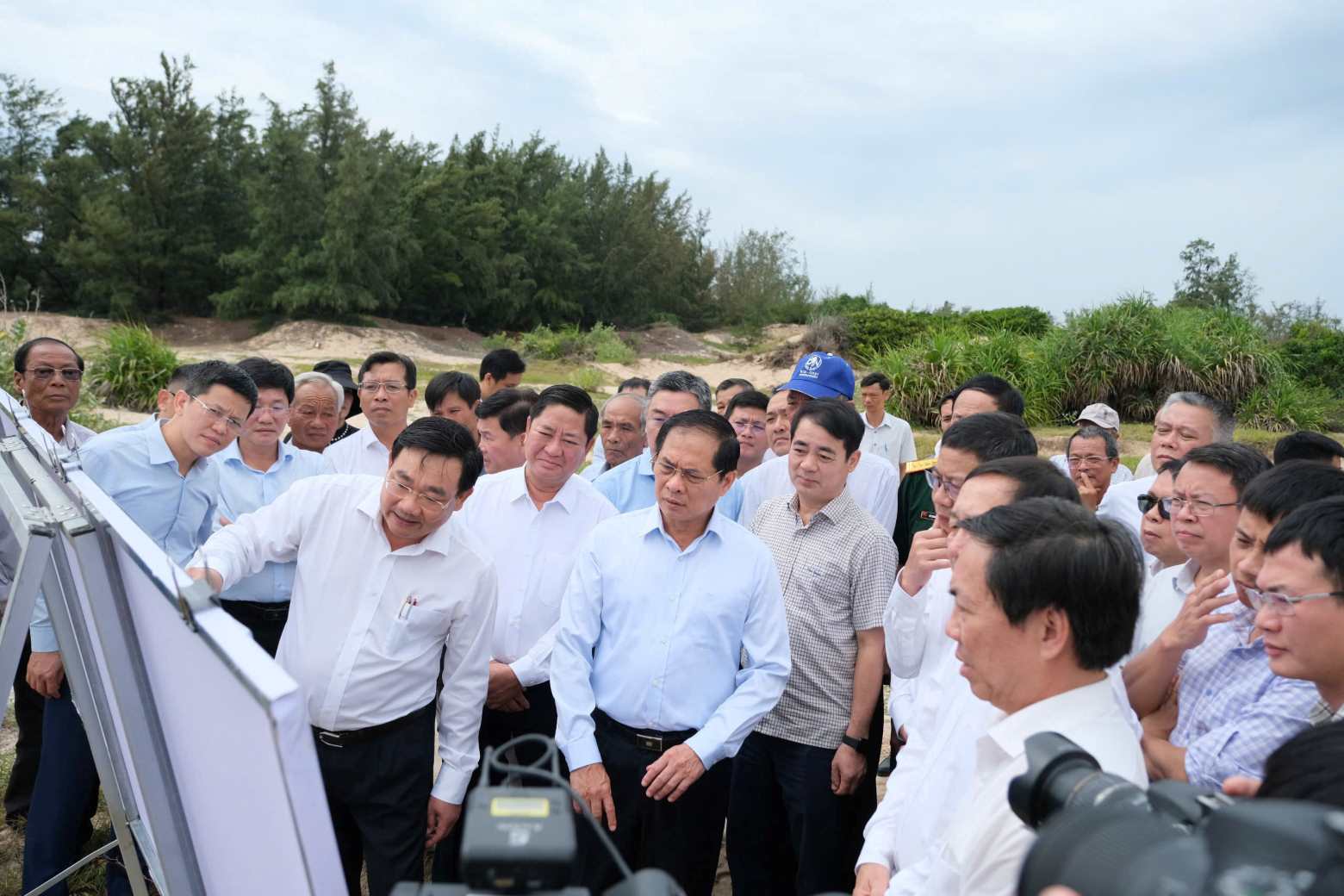 Pho Thu tuong Chinh phu Bui Thanh Son va doan cong tac nghe dia phuong bao cao ve viec trien khai cac du an lien quan den Nha may dien hat nhan o Khanh Hoa. Anh: Huu Long