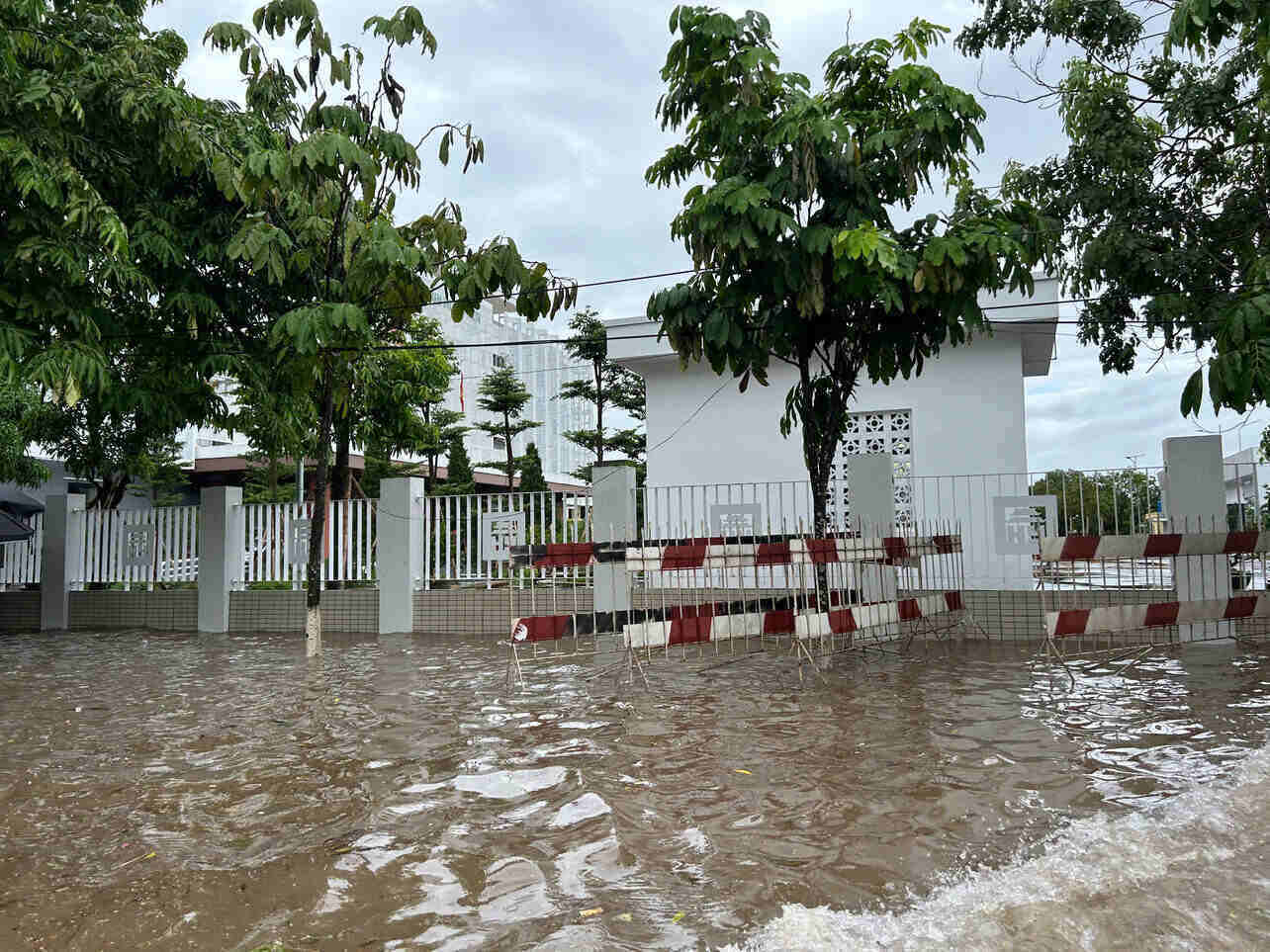 7月24日朝の大雨、 Hung Yen の多くの通りが浸水。写真:Mai Huong