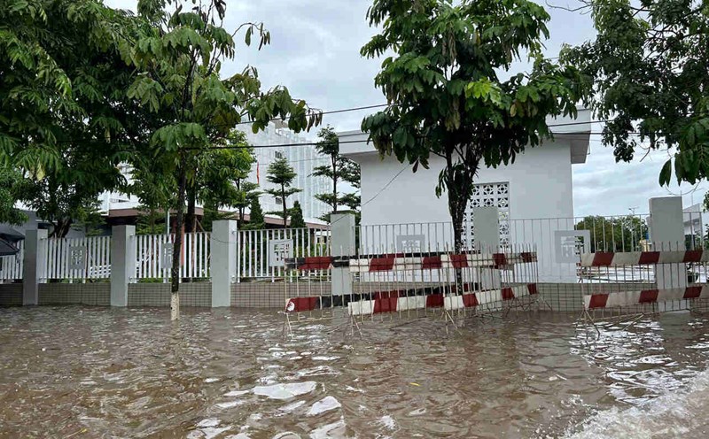 Heavy rain on the morning of July 24, many streets in Hung Yen were flooded. Photo: Mai Huong