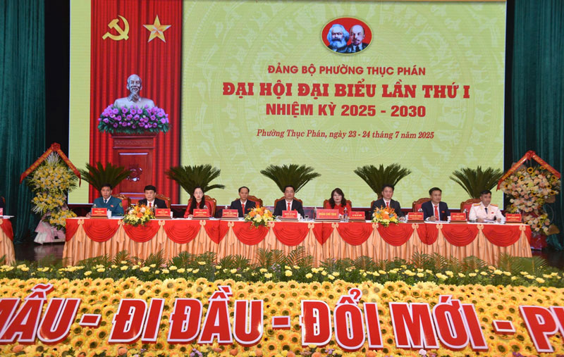 Doan Chu tich dieu hanh dai hoi. Anh: Tan Van
