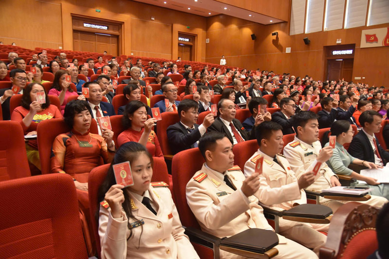 Cac dai bieu cho bieu quyet tai buoi lam viec. Anh: Tan Van