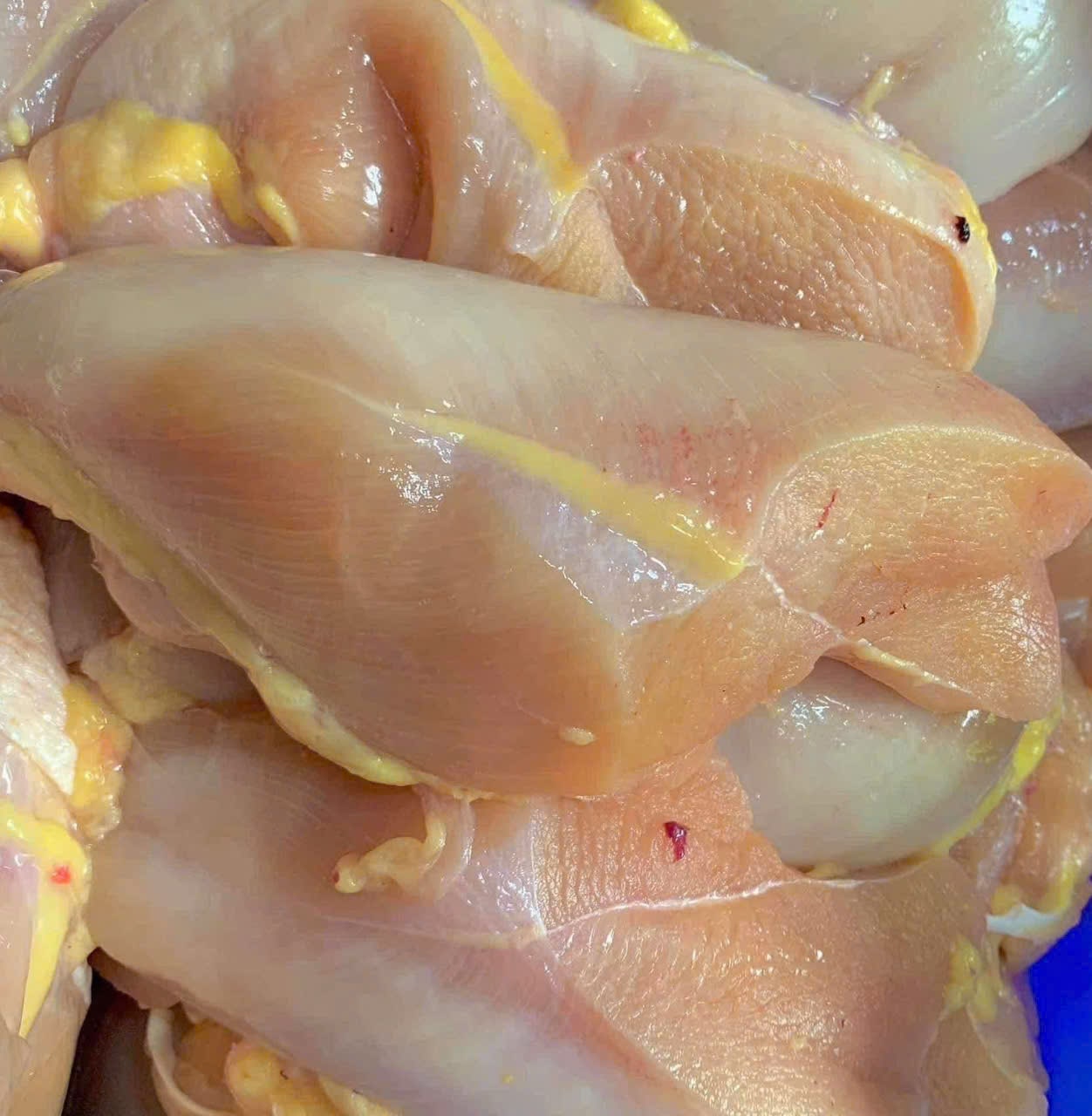 Boiled or steamed chicken breast is a protein-rich dish that helps stabilize blood sugar levels. Photo: Quang Minh.