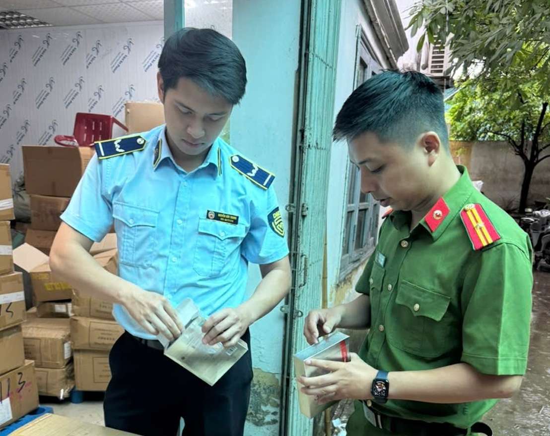 Temporarily detaining 15,000 smuggled skin care masks in Vinh Hung ward (Hanoi). Photo: Department of Domestic Market Management and Development.