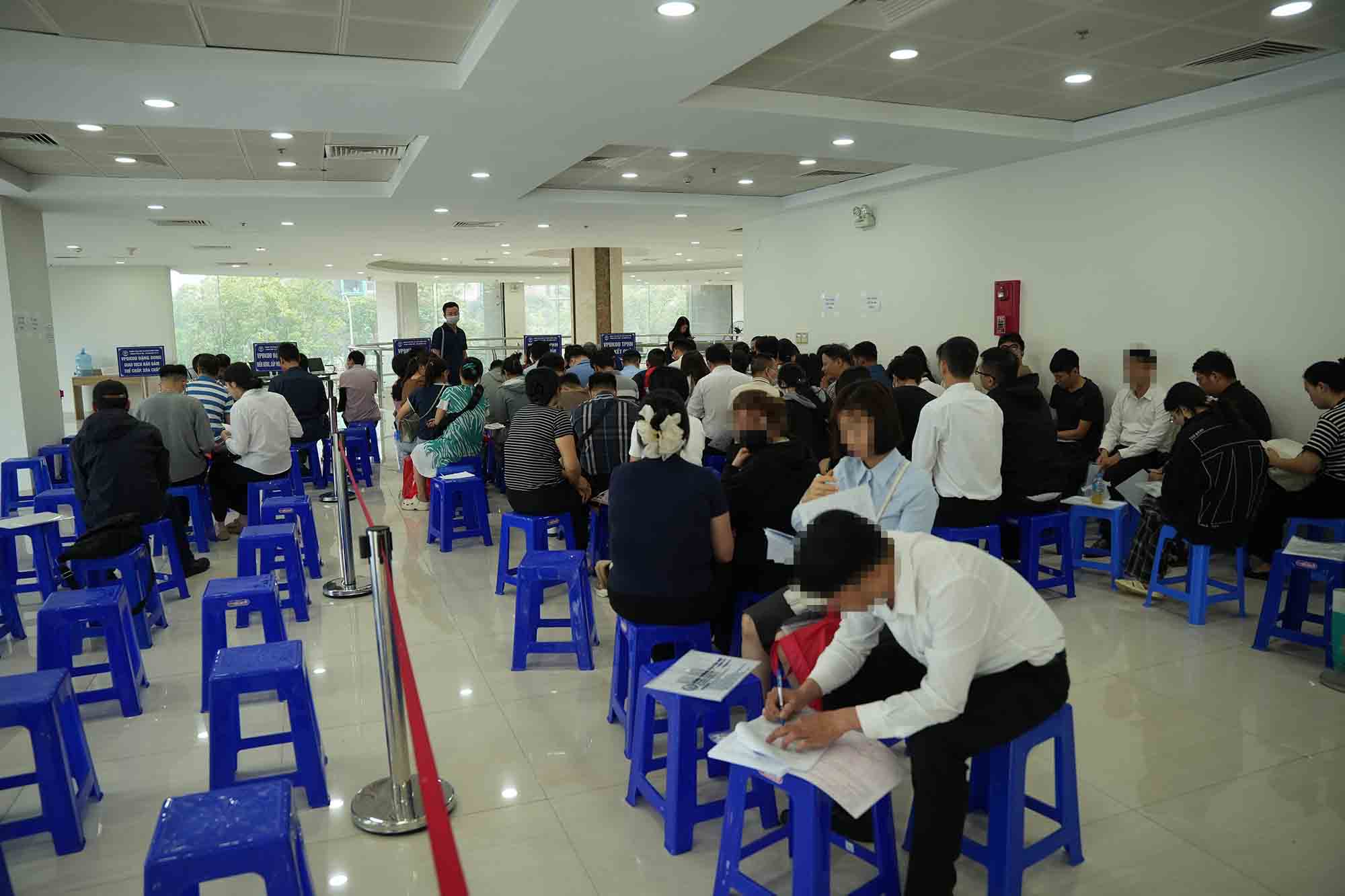 Les habitants effectuant les formalites foncieres au Centre d'assistance administrative publique de Hanoï (salle n° 1) le 12 mai. Photo : Song Huu
