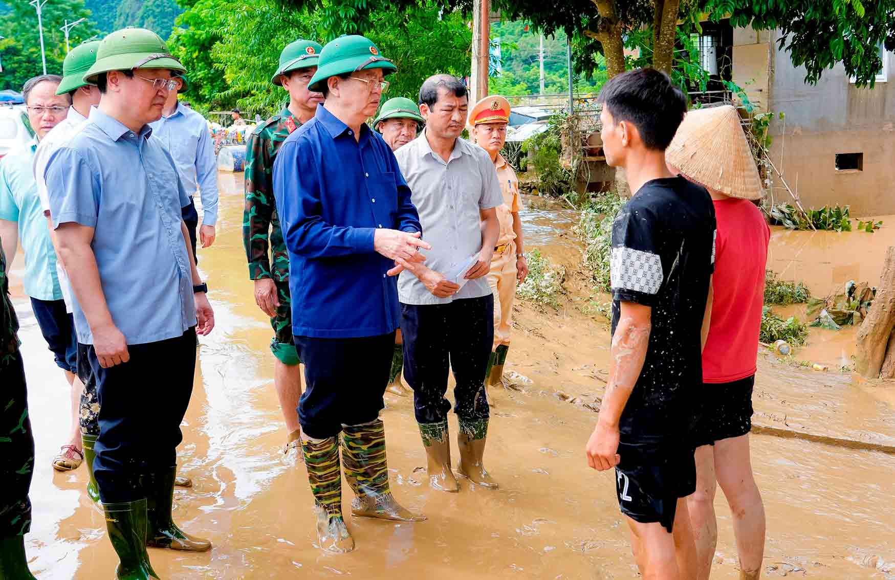 Pho Thu tuong Chinh phu Mai Van Chinh da den tham hoi, dong vien nhung gia dinh bi ngap sau tai xa Con Cuong. Anh: Pham Bang