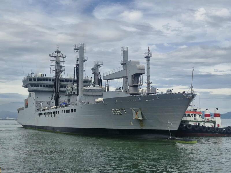 Le matin du 24 juillet la flotte de la marine indienne a accoste au port de Tien Sa (Da Nang) en commençant une visite amicale a Da Nang du 24 au 27 juillet 2025. Photo : Thu Giang