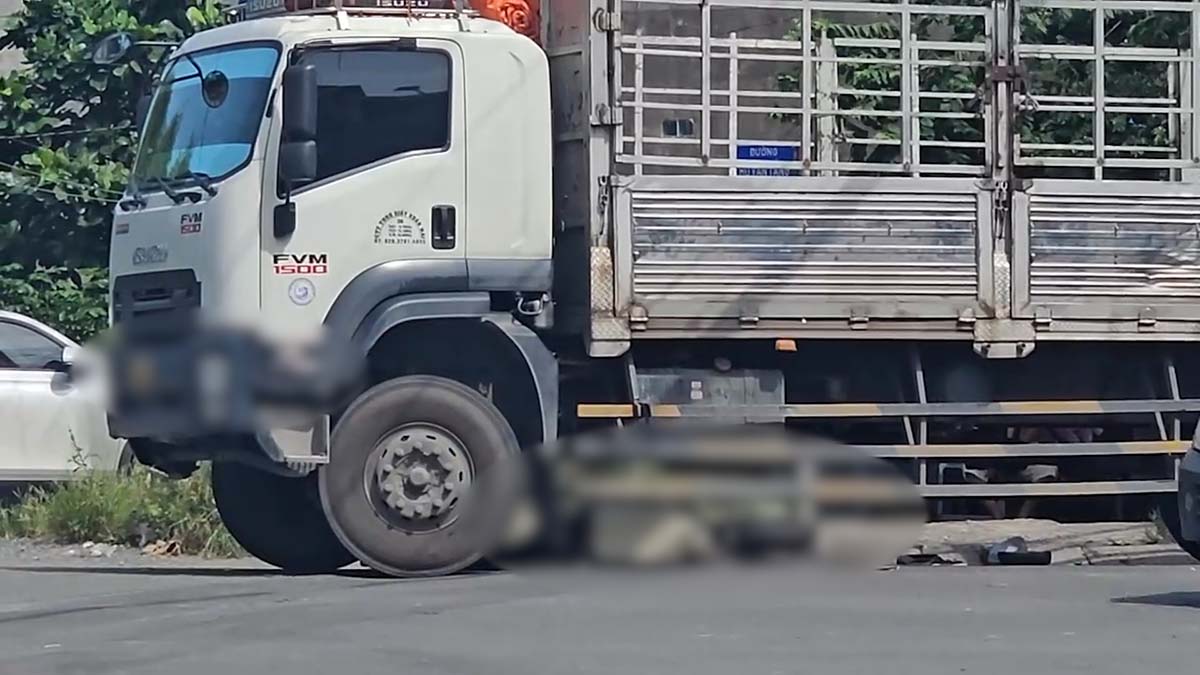 Scene de l'accident entre un camion lourd et un velo electrique qui a cause la mort d'une ouvriere. Photo : Dong Hoang