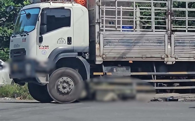 The scene of the accident between a heavy truck and an electric bicycle that killed a female worker. Photo: Dong Hoang