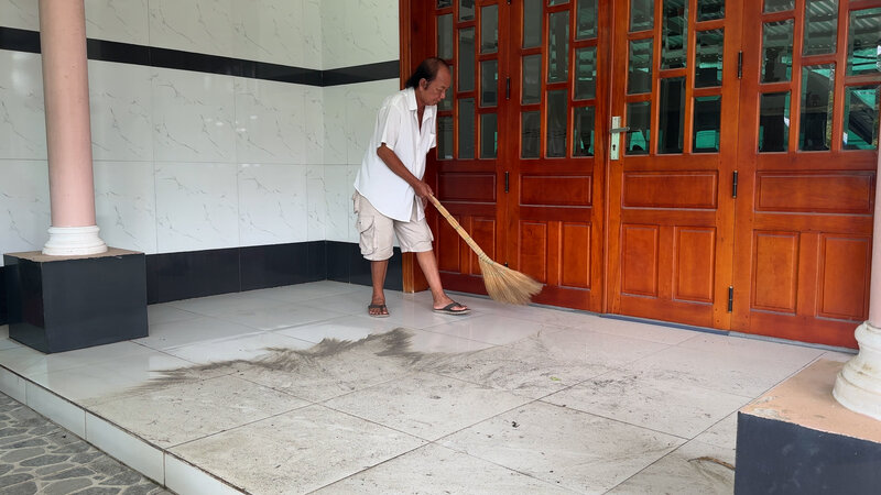 Quoi An 면의 쌀 도정 공장은 먼지를 일으켜 주민들의 삶에 영향을 미칩니다. 사진: Hoang Loc