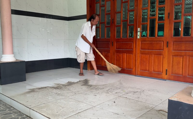 The rice xay factory in Quoi An commune caused dust affecting people's lives. Photo: Hoang Loc