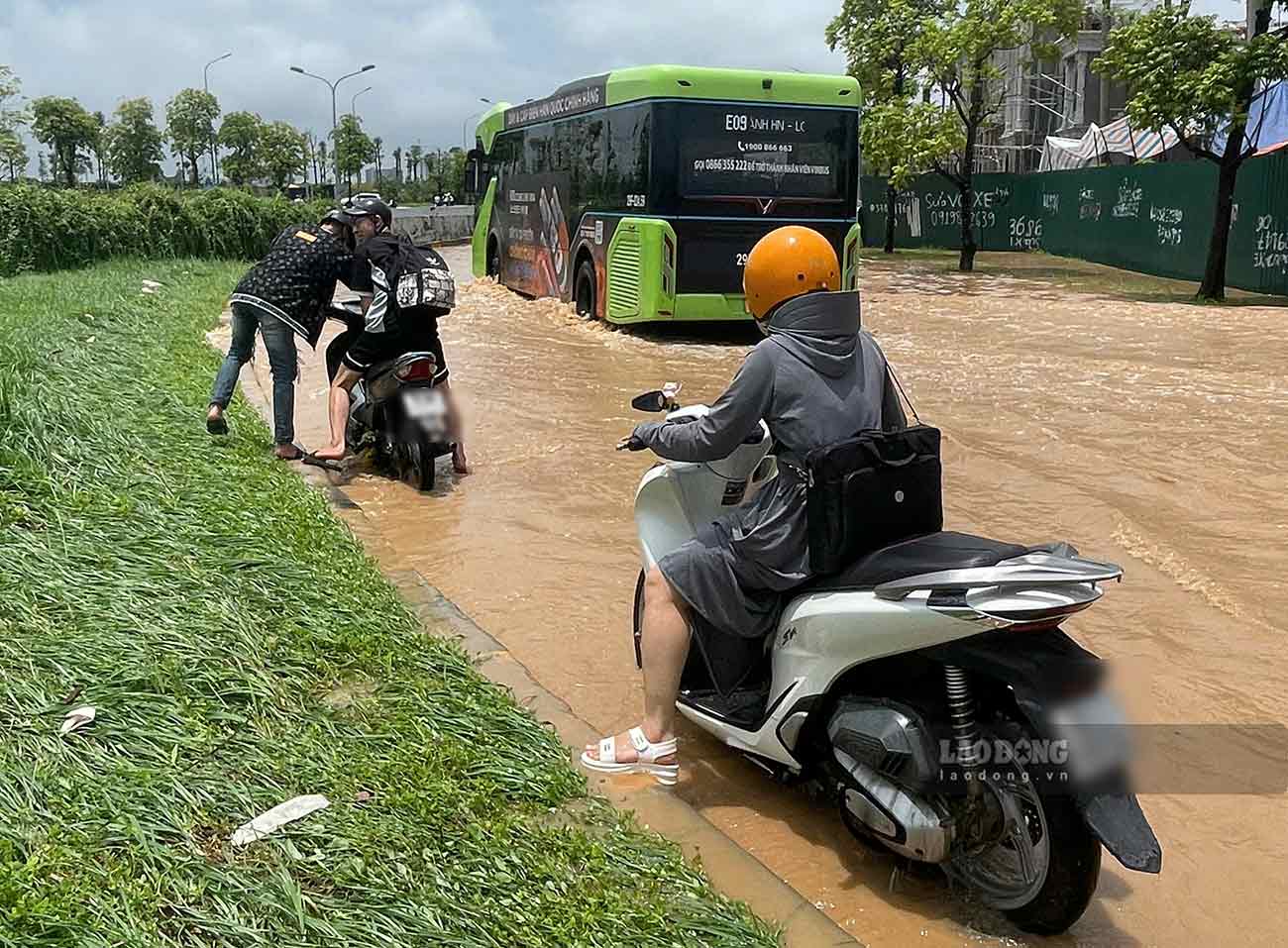 Nhieu phuong tien chet may phai dat bo qua doan ngap