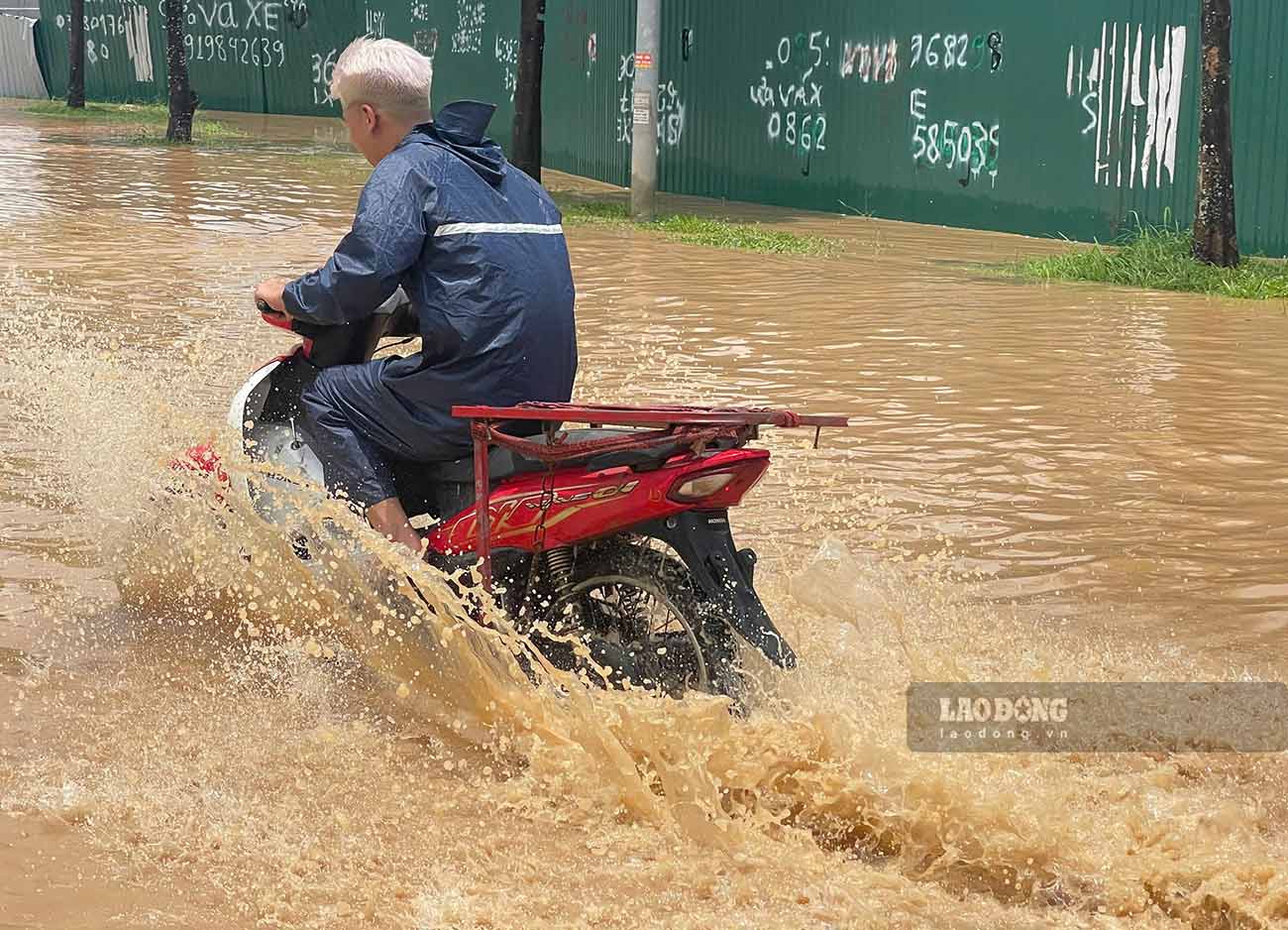 Nhieu phuong tien di qua doan ngap sau