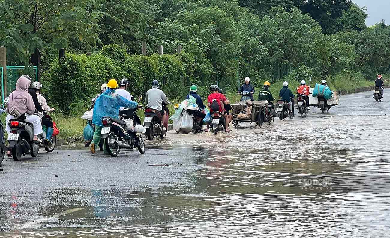 Hoang loat phuong tien gap kho khan khi di chuyen qua doan ngap sau.