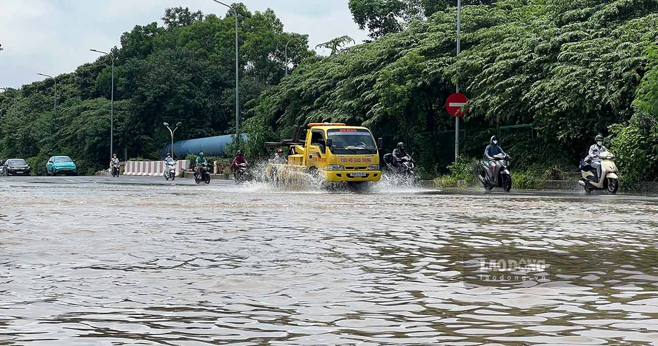 Sang ngay 24.7, khu vuc noi thanh Ha Noi va cac vung lan can co mua to. Theo ghi nhan luc 11h30 cung ngay, tai khu vuc Dai lo Thang Long xay ra tinh trang ngap sau o nhieu doan duong.