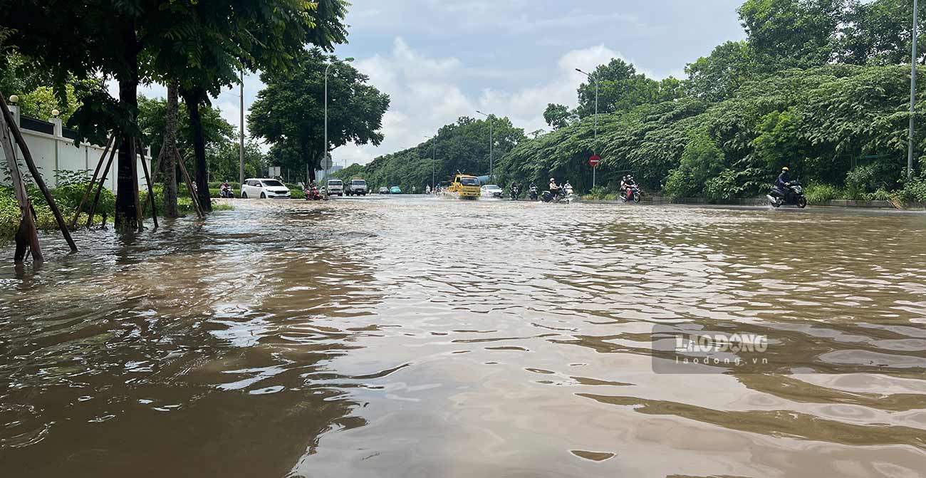Sau tran mua lon bat chot, khien nhieu tuyen duong Dai lo Thang Long chim trong bien nuoc, luu thong vo cung kho khan.