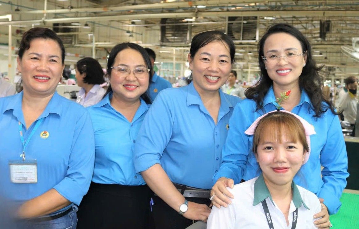 Chu tich LDLD TP Can Tho Le Thi Suong Mai (ao xanh bia phai) den xuong tham hoi tinh hinh lam viec cua doan vien, cong nhan lao dong. Anh: Anh Khoa