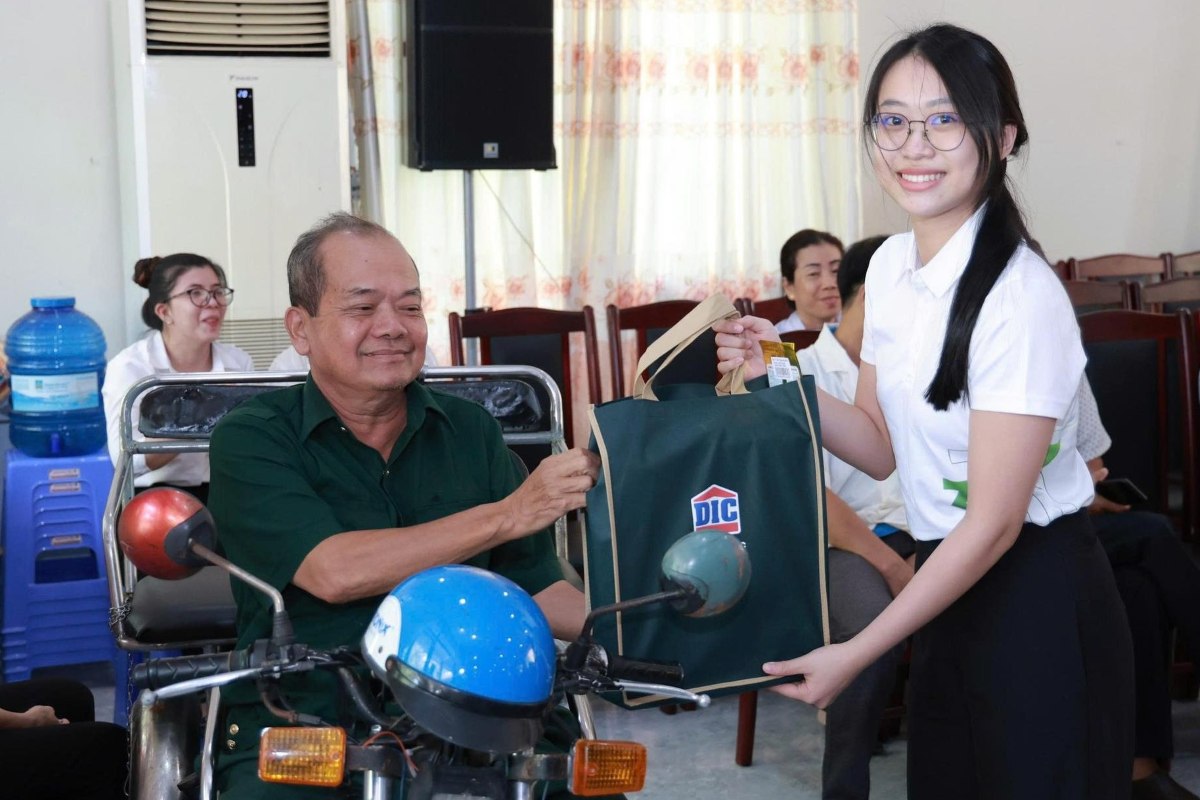 To chuc trao qua cho cac thuong binh tai Trung tam dieu duong thuong binh va nguoi co cong Long Dat. Anh: CDCS DIC