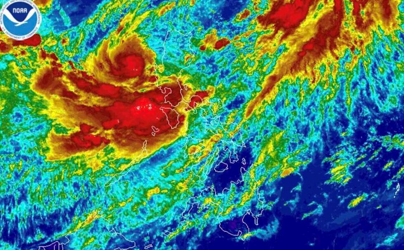 Typhoon Emong (international name: Co May), Typhoon No. 4 in the East Sea and Typhoon Dante (international name: Francisco) are greatly affecting the weather in the Philippines. Photo: NOAA