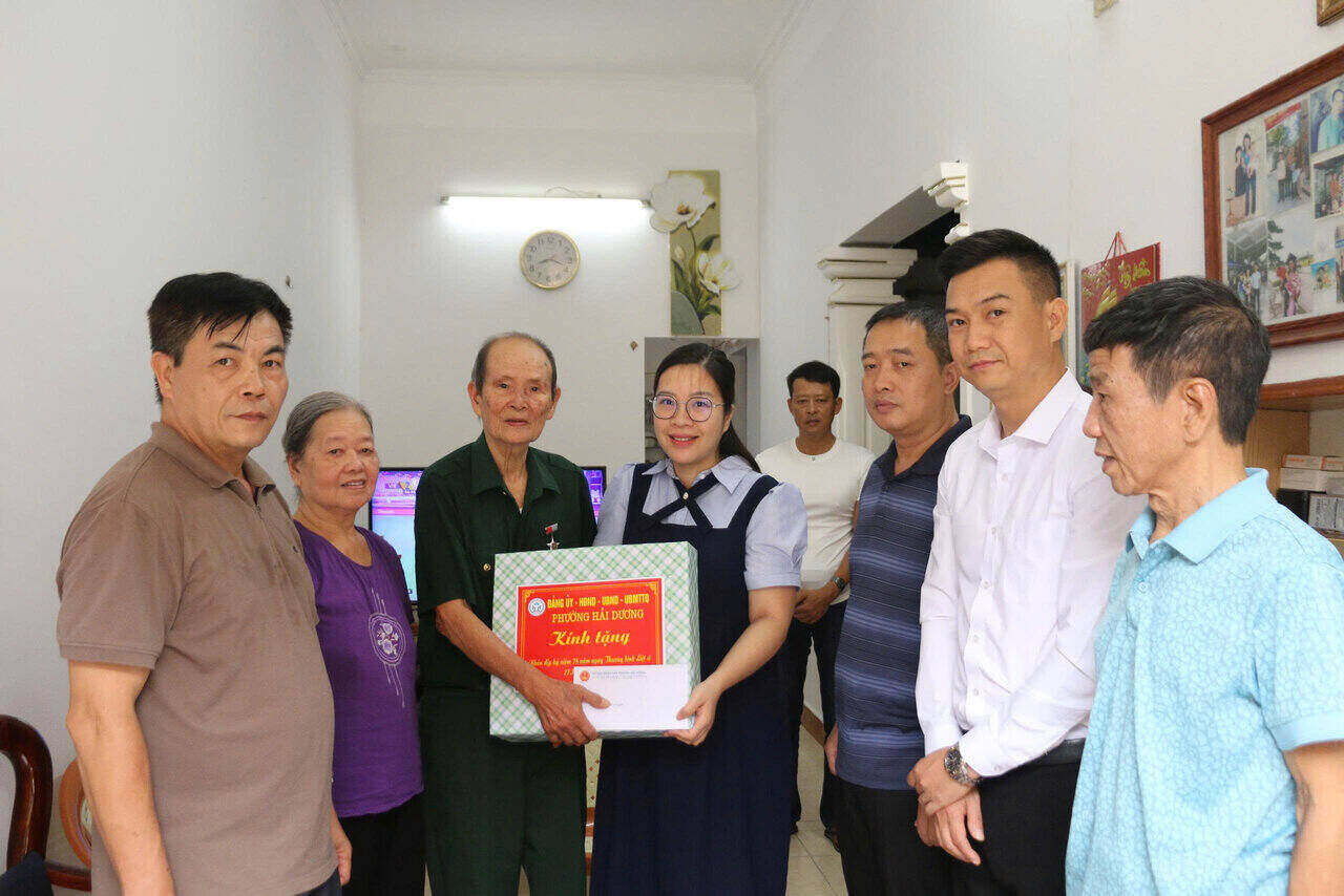 Dong chi Nguyen Thi Ha Phuong - Pho Bi thu Thuong truc phuong tang qua ong Doan Van Phuc la Thuong Binh 