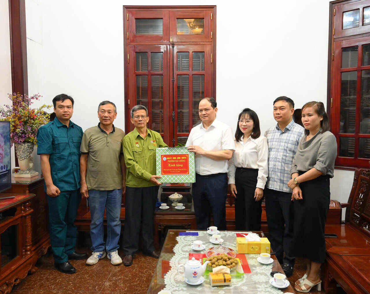 Sr. Pham Cong Quan - Secretario del Comite del Partido, Presidente del Consejo Popular de Hai Duong Ward, Ciudad de Hai Phong, presento obsequios al Sr. Bui Quang Tham. Foto: Quoc Tung