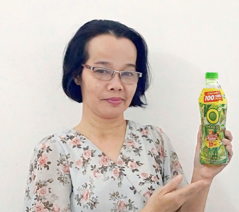 Chi Nguyen Thi Kim Loan la khach hang tiep theo trung giai Nhi la 1 voucher tri gia 20 trieu dong nho giai nhiet, giam cang thang voi Tra Xanh Khong Do. Ảnh: Tan Hiep Phat