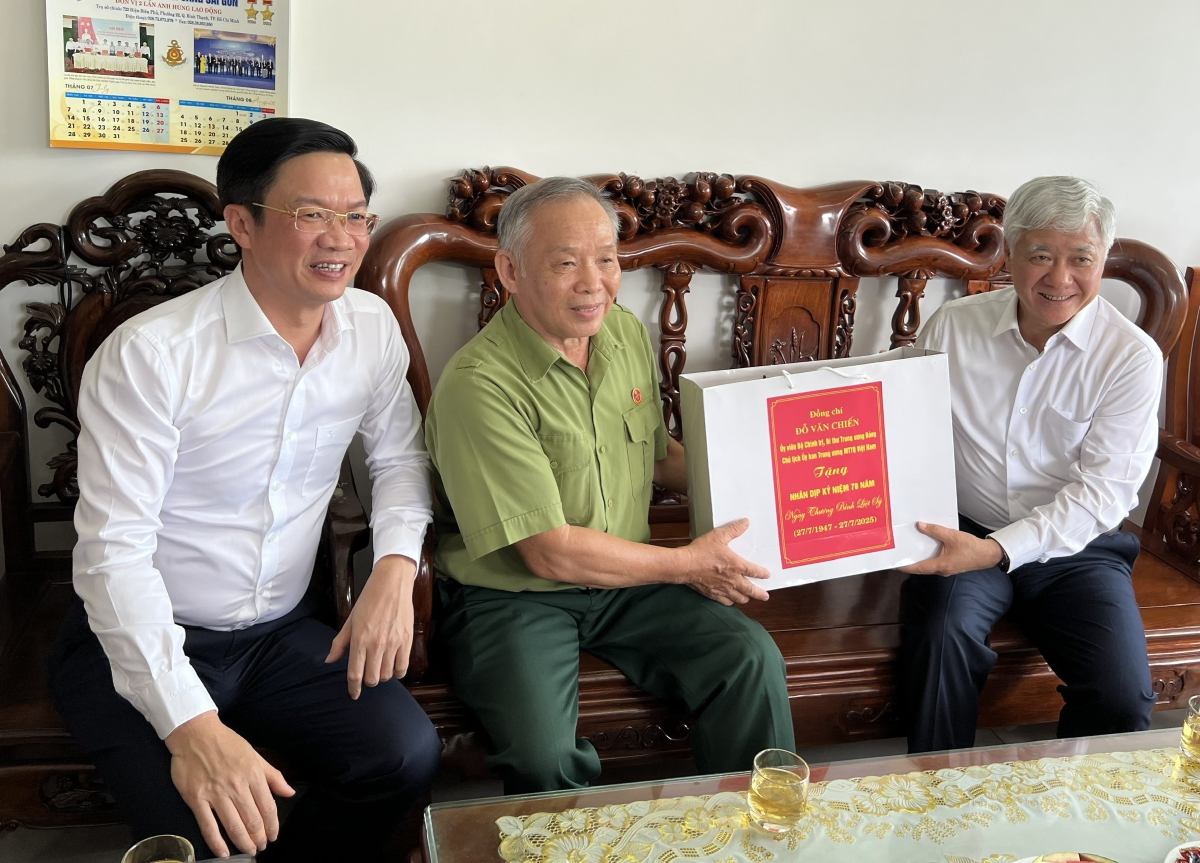 Presidente del Comite Central del Frente de Patria de Vietnam, Do Van Chien, dio regalos al Sr. Luu Trung Sinh (nacido en 1950, residente de Le Duan 1, Kien an Ward, Hai Phong). Foto: Bang Tam