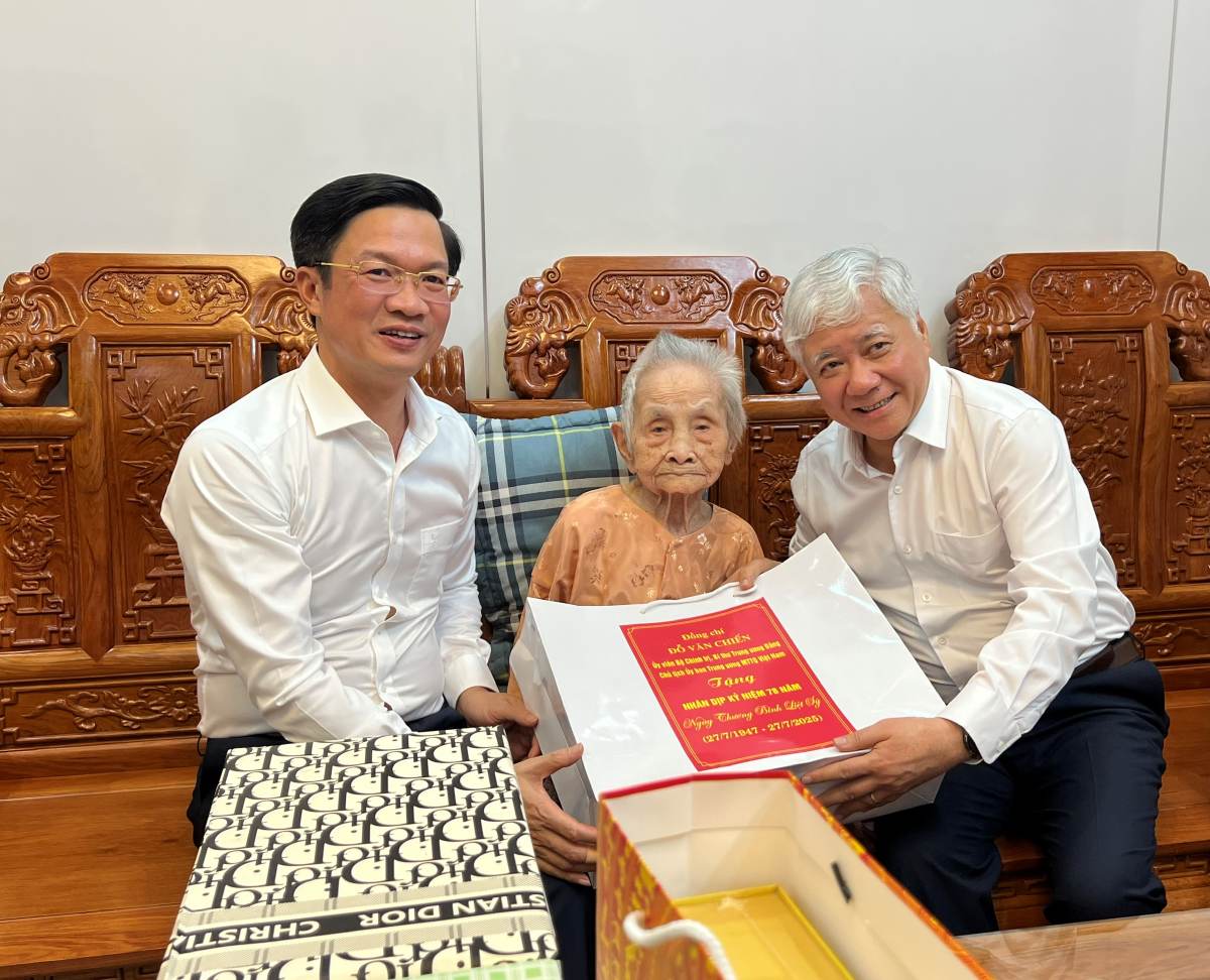 Chu tich Ủy ban Trung uong MTTQ Viet Nam tham, tang qua Me Viet Nam Anh hung Nguyen Thi Dang. Ảnh: Bang Tam
