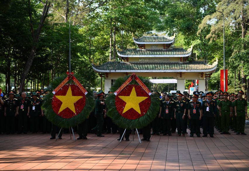 The former regiment of soldiers of the 101st Regiment entered the Long Thanh Cemetery (Dong Nai) on the occasion of the 50th anniversary of the Rough and Rough Day. Photo: Viet Van