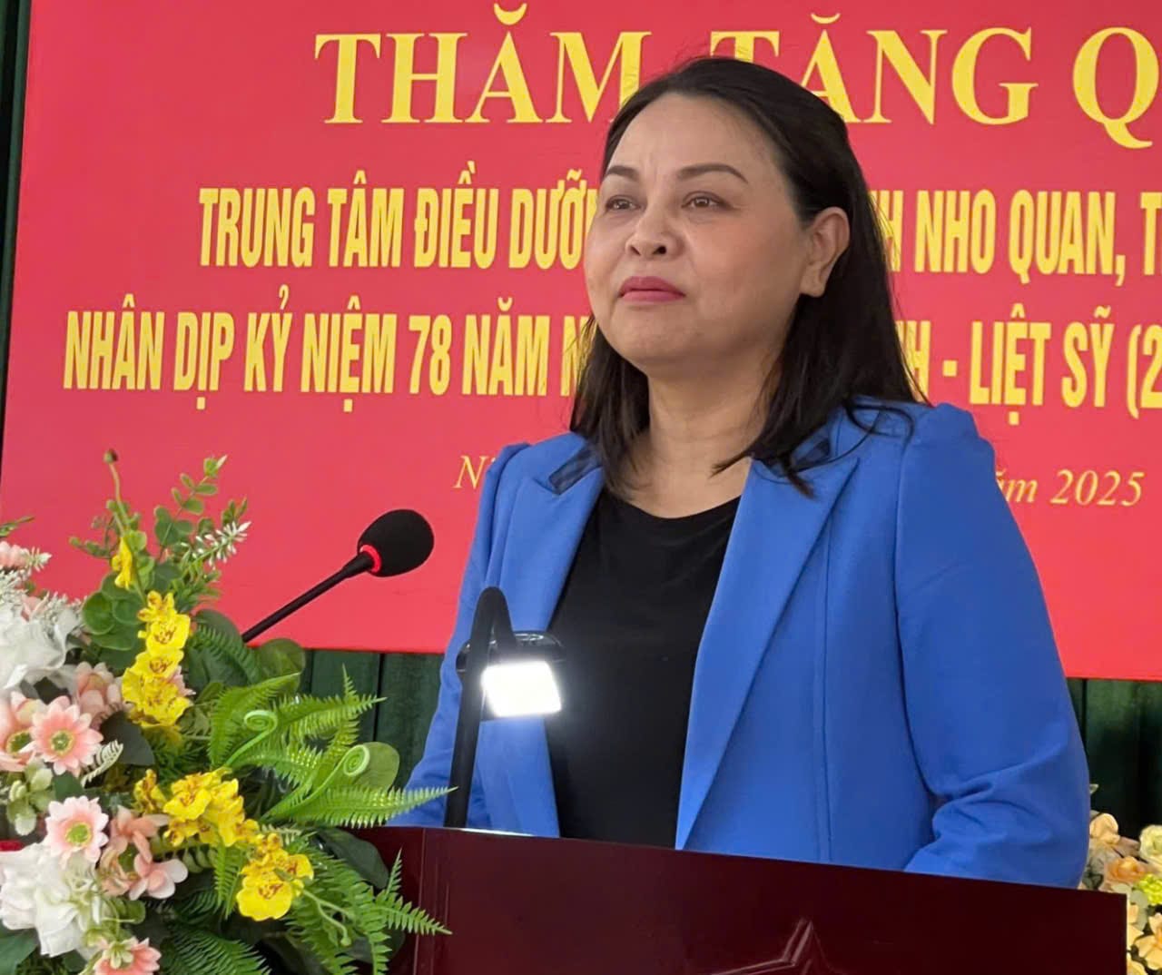 Ba Nguyen Thi Thu Ha - Pho chu tich Uy ban Trung uong MTTQ Viet Nam phat bieu tai buoi tham va trao qua cho cac thuong, benh binh va nguoi co cong voi cach mang o Trung tam dieu Anh: Dieu Anh