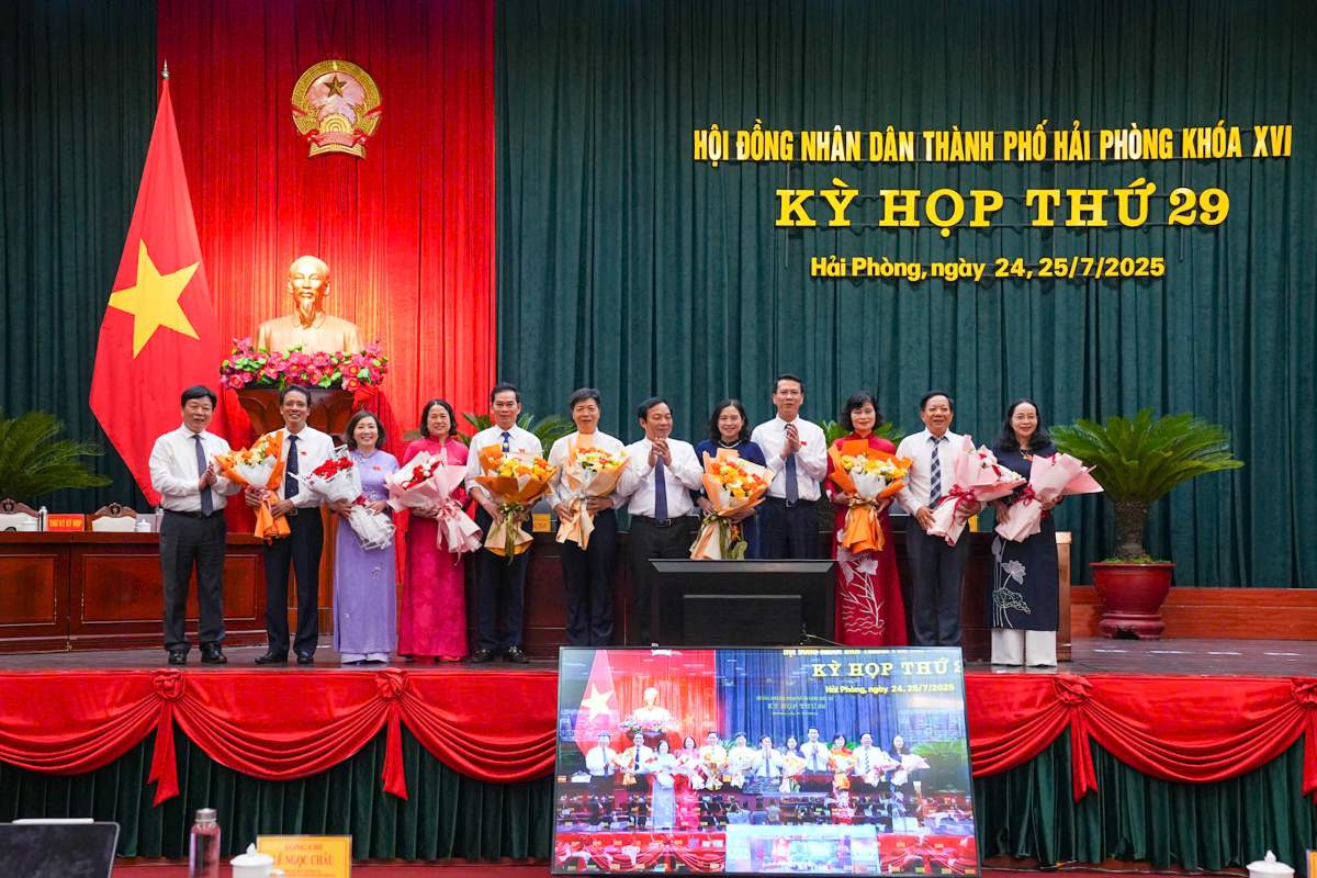 The Standing Committee of the City People's Council presented flowers to delegates who have ceased their duties as delegates of the City People's Council. Photo: Hai Phong Portal