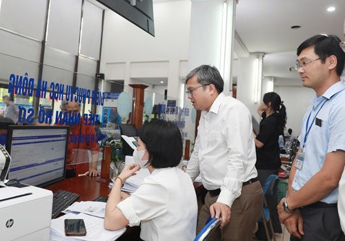 La conversion digital es un puente de "supervivencia" entre los dos niveles de gobierno. Foto: Hanoi.gov.vn