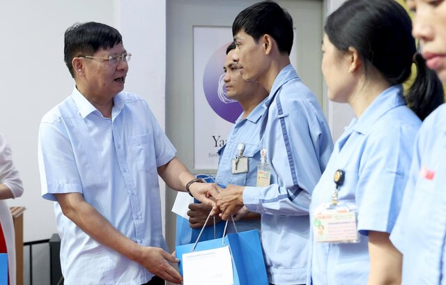 판 반 안 베트남 노동총연맹 부위원장이 베트남 야마하 모터 유한회사 노동자에게 지원금을 전달하고 있습니다. 사진: 만