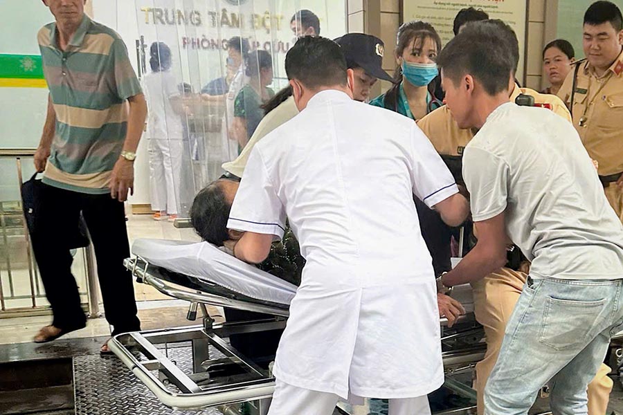 Nguoi benh duoc dua den benh vien cap cuu kip thoi. Anh: Cong an cung cap