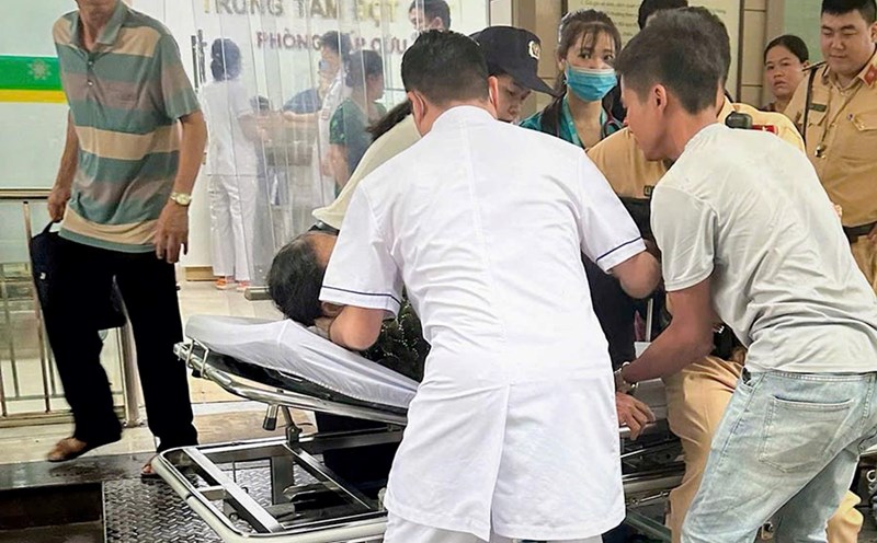 The patient was taken to the hospital for timely emergency care. Photo: Provided by the police